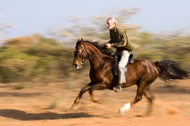 imagen hombre montando caballo