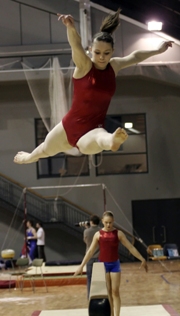 imagen gimnasta saltando