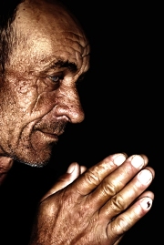 imagen hombre viejo rezando