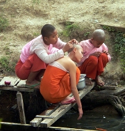 monjes rasurandose en el riachuelo Myanmar