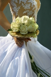 imagen novia sosteniendo ramo