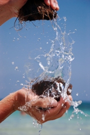 imagen abriendo cocos con agua