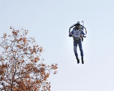 imagen hombre volando solo