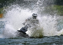 imagen moto de agua sobre olas