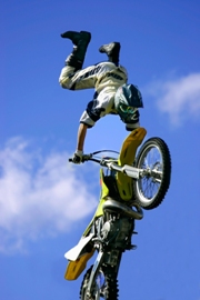 imagen salto con motocicleta