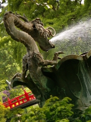 imagen fuente estatua dragon