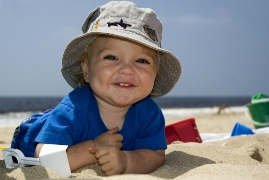 imagen bebe en la playa