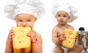 imagen bebe comiendo queso