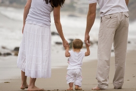 imagen caminata por playa en familia