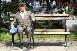 imagen hombre mayor en banca