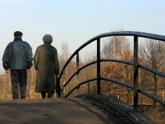 imagen adultos mayores caminando en el puente