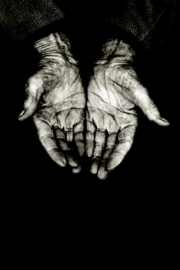 imagen manos de una persona mayor