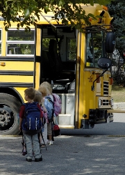 imagen nios esperando el autobus