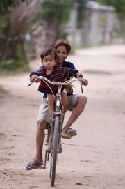 imagen nios de Camboya en bicicleta