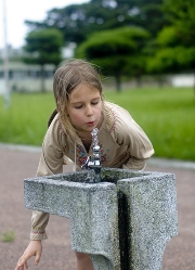 imagen nia tomando agua