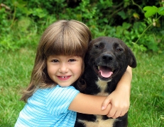 imagen de nia con perro negro