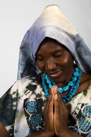 imagen mujer de zimbabwe con turqesas