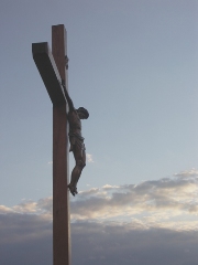 imagen cristo crucificado con fondo de cielo