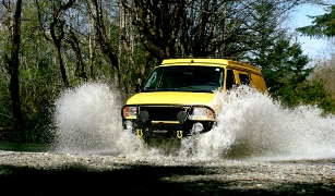 imagen camioneta amarilla en rio